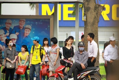 Xe ôm chắn đường người lên xe buýt